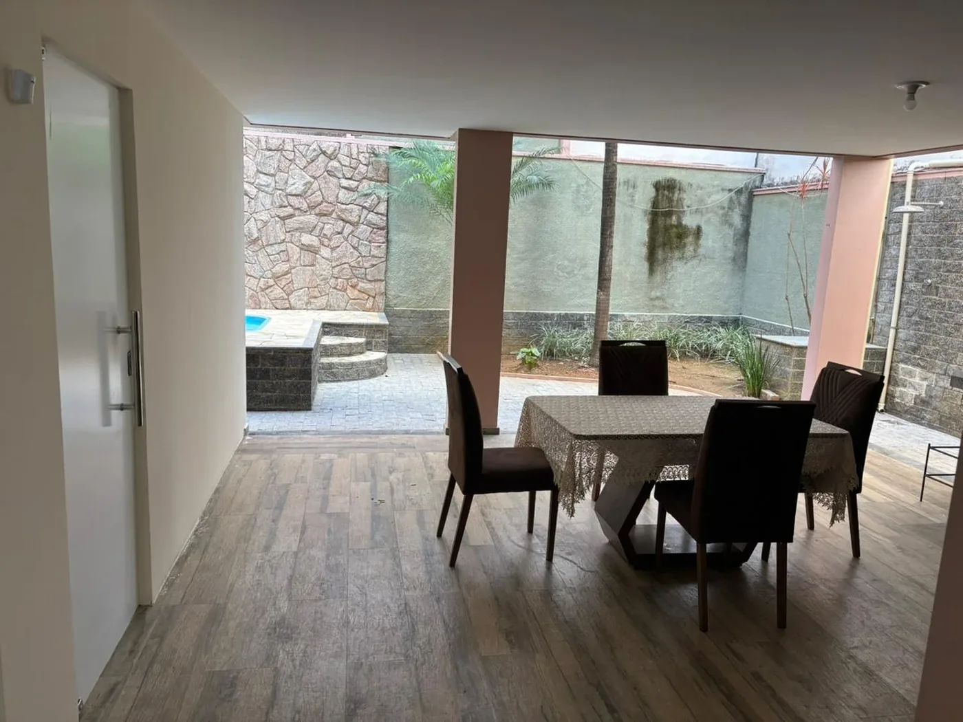Área de descanso do Instituto Fonnare, com mesa e saída para o pátio