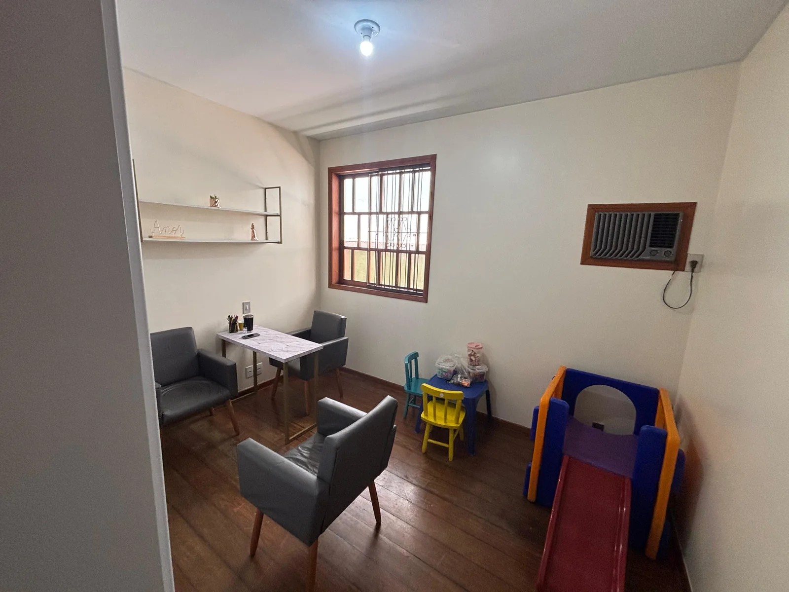 Sala de atendimento do Instituto Fonnare, com mesa e área infantil