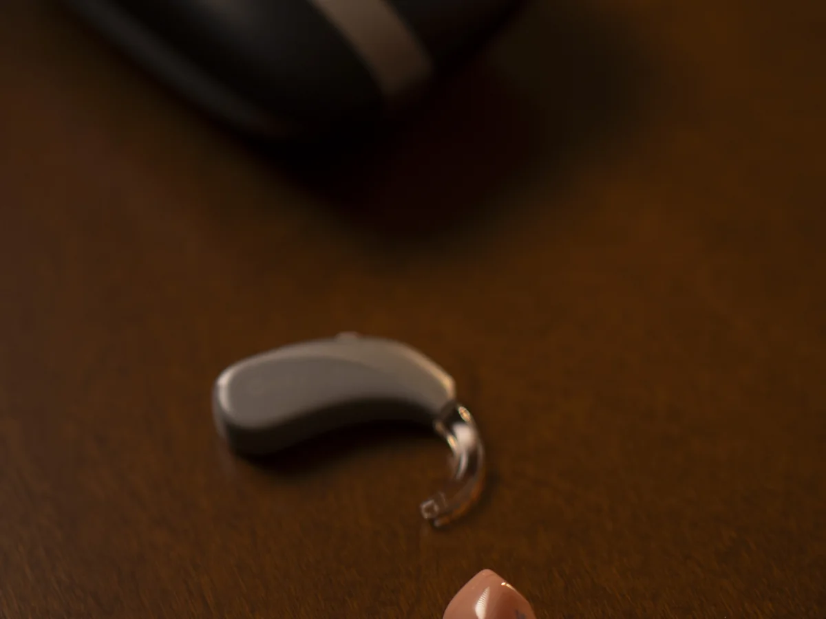Detalhe de um aparelho auditivo retroauricular